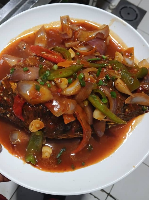 Fried rice with tilapia in chilli sauce